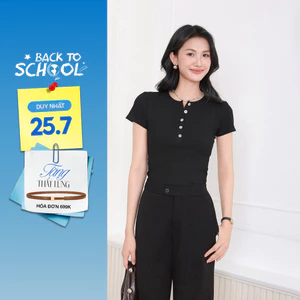 Áo Thun Nữ GUMAC Form Slim Cổ Tròn Đính Nút Xà Cừ Co Giãn Thoải Mái ATF04021