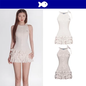 Đầm cổ yếm form ngắn xếp tầng DKMV dây cổ buộc nơ đáng yêu hàng cúc dọc thân logo cá màu nâu Evelyn Dress | K-D52-N